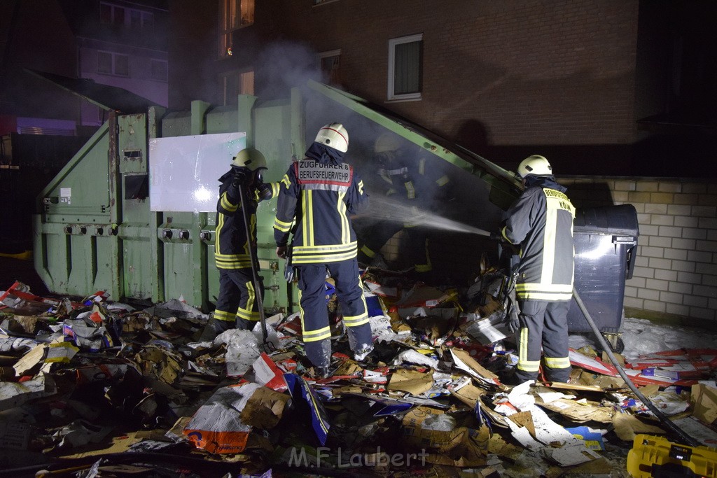 Feuer Papp Presscontainer Koeln Hoehenberg Bochumerstr P389.JPG - Miklos Laubert